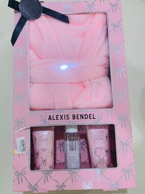 NEW Alexis Bendel Plush Pink Robe Scrub Wash Body Mist Spa GIFT SET